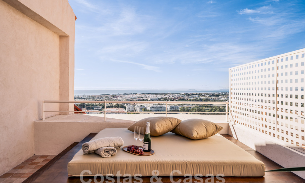 Indrukwekkend gerenoveerd penthouse te koop met panoramisch golf- en zeezicht in het hartje van Nueva Andalucia, Marbella 61820