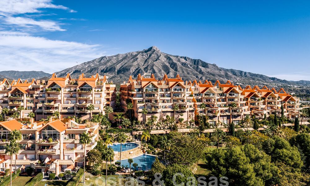 Indrukwekkend gerenoveerd penthouse te koop met panoramisch golf- en zeezicht in het hartje van Nueva Andalucia, Marbella 61821