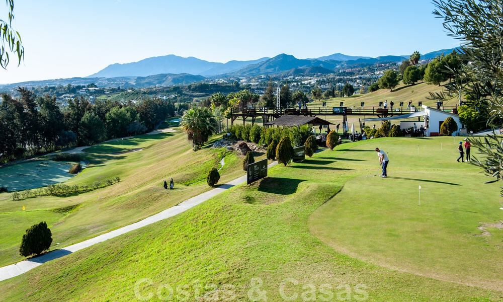Indrukwekkend gerenoveerd penthouse te koop met panoramisch golf- en zeezicht in het hartje van Nueva Andalucia, Marbella 61839