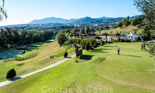 Indrukwekkend gerenoveerd penthouse te koop met panoramisch golf- en zeezicht in het hartje van Nueva Andalucia, Marbella 61839 