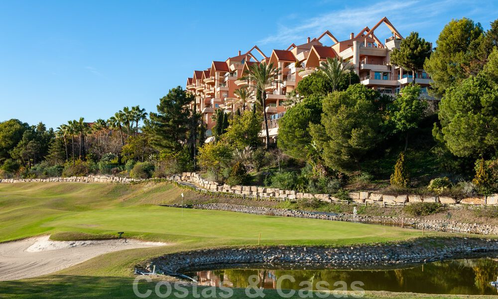 Indrukwekkend gerenoveerd penthouse te koop met panoramisch golf- en zeezicht in het hartje van Nueva Andalucia, Marbella 61840
