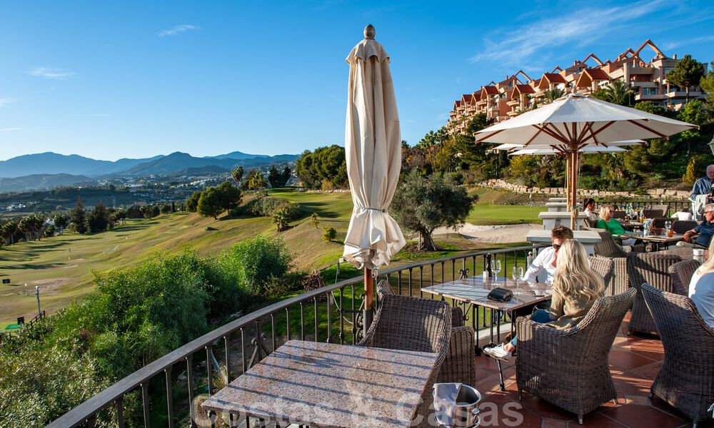 Indrukwekkend gerenoveerd penthouse te koop met panoramisch golf- en zeezicht in het hartje van Nueva Andalucia, Marbella 61843