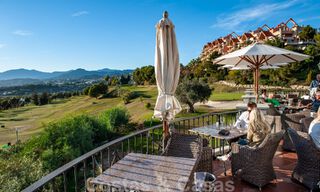 Indrukwekkend gerenoveerd penthouse te koop met panoramisch golf- en zeezicht in het hartje van Nueva Andalucia, Marbella 61843 