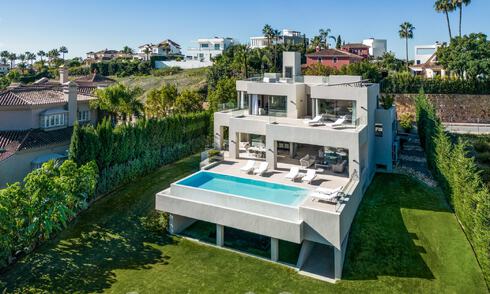 Geavanceerde luxevilla met modern design te koop op loopafstand van de golfbaan in Nueva Andalucia, Marbella 61343