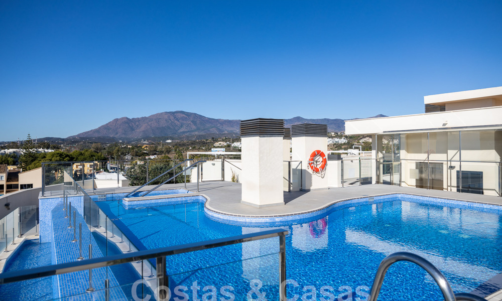 Beachside Penthouse met 3 slaapkamers en panoramisch zeezicht te koop op de New Golden Mile tussen Marbella en Estepona 61380