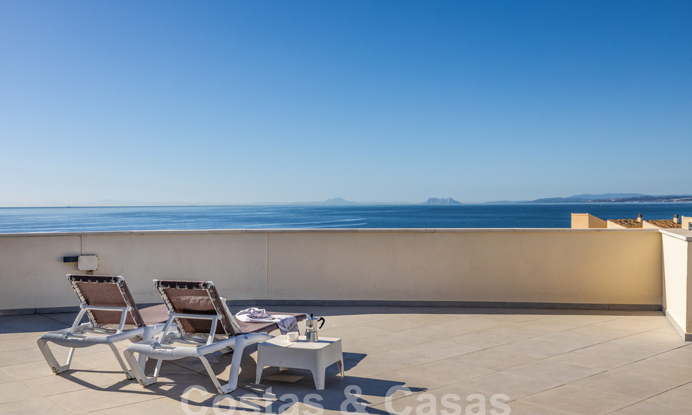 Beachside Penthouse met 3 slaapkamers en panoramisch zeezicht te koop op de New Golden Mile tussen Marbella en Estepona 61381