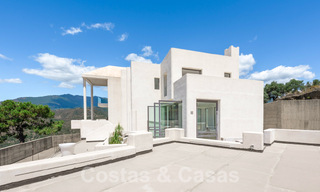 Nog af te werken moderne villa te koop omgeven met 360º uitzicht op de bergen, het meer en de zee, dicht bij Marbella 61929 
