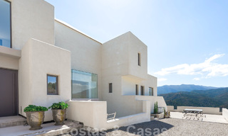 Nog af te werken moderne villa te koop omgeven met 360º uitzicht op de bergen, het meer en de zee, dicht bij Marbella 61931 