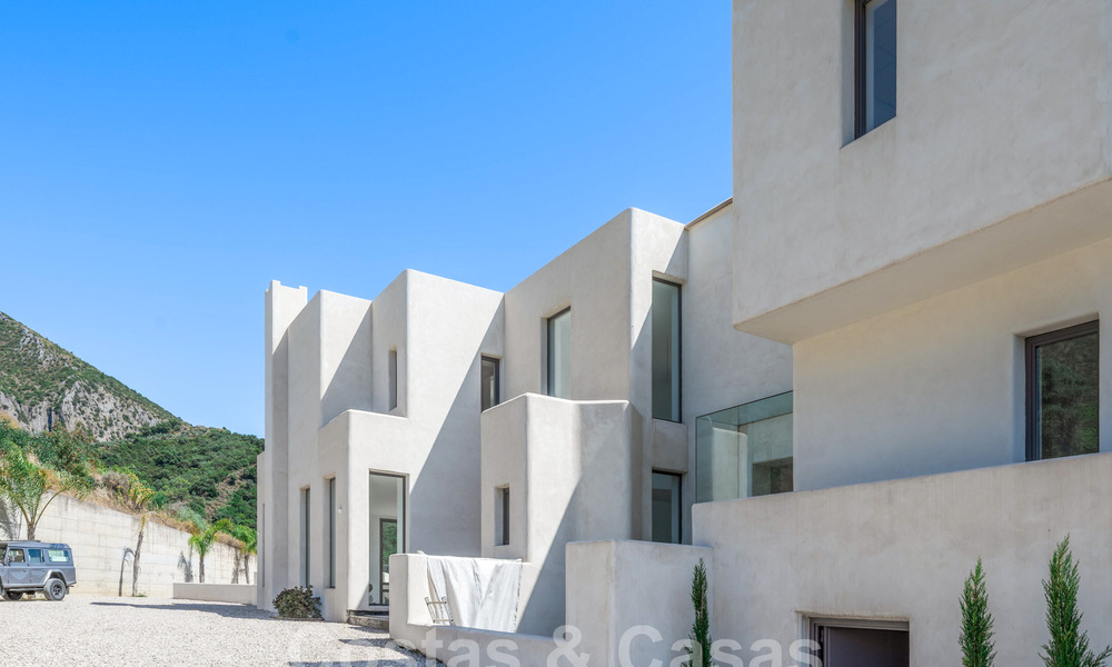 Nog af te werken moderne villa te koop omgeven met 360º uitzicht op de bergen, het meer en de zee, dicht bij Marbella 61932