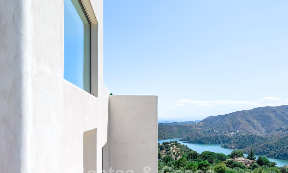 Nog af te werken moderne villa te koop omgeven met 360º uitzicht op de bergen, het meer en de zee, dicht bij Marbella 61933