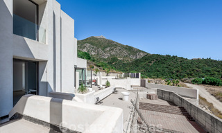 Nog af te werken moderne villa te koop omgeven met 360º uitzicht op de bergen, het meer en de zee, dicht bij Marbella 61934 