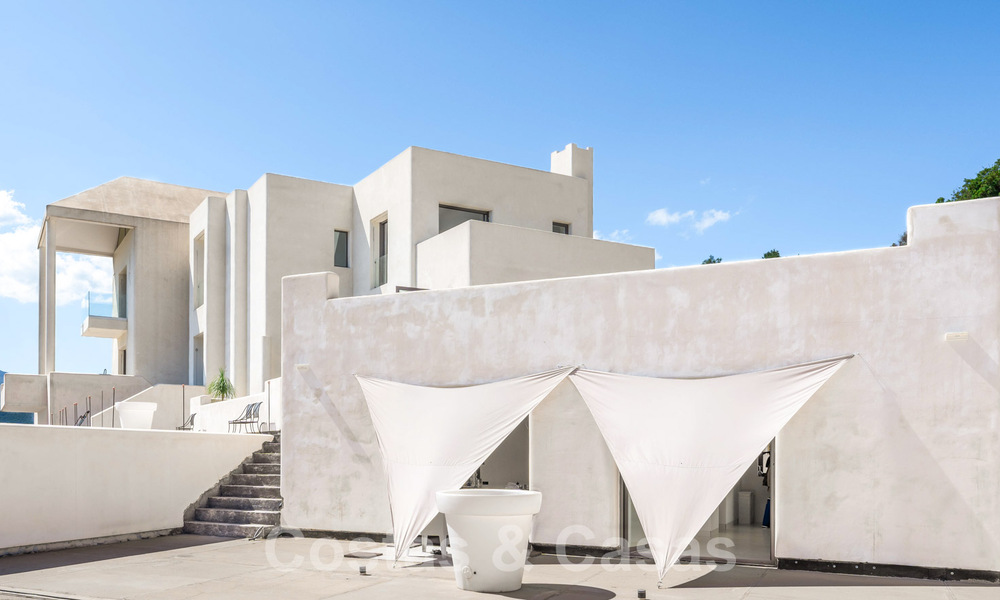 Nog af te werken moderne villa te koop omgeven met 360º uitzicht op de bergen, het meer en de zee, dicht bij Marbella 61935