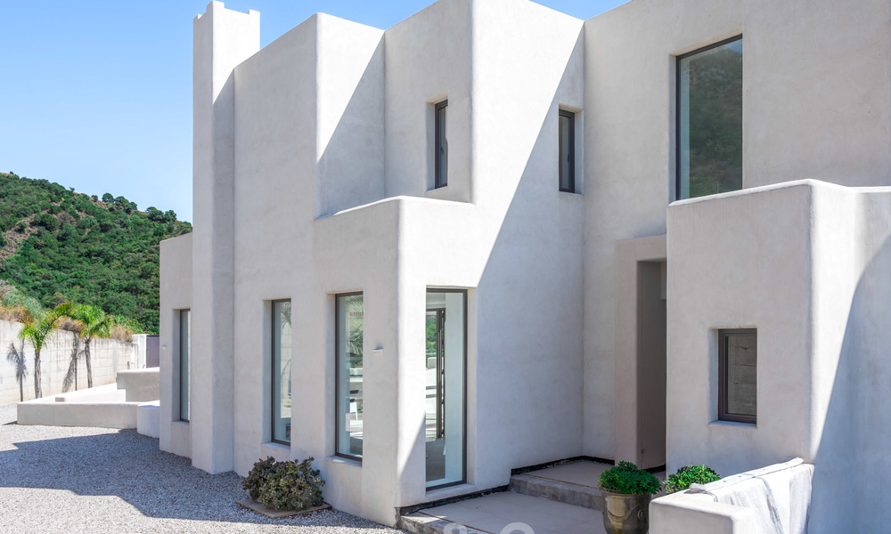 Nog af te werken moderne villa te koop omgeven met 360º uitzicht op de bergen, het meer en de zee, dicht bij Marbella 61936