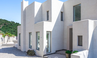 Nog af te werken moderne villa te koop omgeven met 360º uitzicht op de bergen, het meer en de zee, dicht bij Marbella 61936 