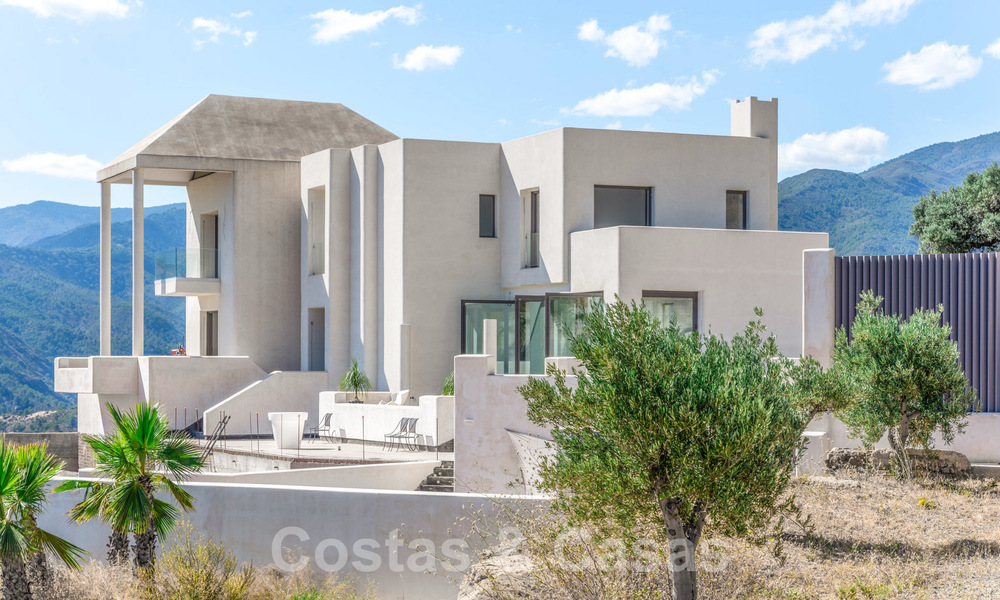 Nog af te werken moderne villa te koop omgeven met 360º uitzicht op de bergen, het meer en de zee, dicht bij Marbella 61937