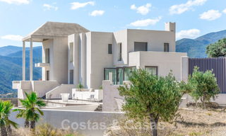 Nog af te werken moderne villa te koop omgeven met 360º uitzicht op de bergen, het meer en de zee, dicht bij Marbella 61937 