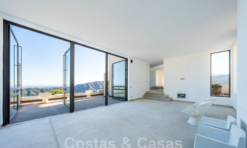Nog af te werken moderne villa te koop omgeven met 360º uitzicht op de bergen, het meer en de zee, dicht bij Marbella 61938