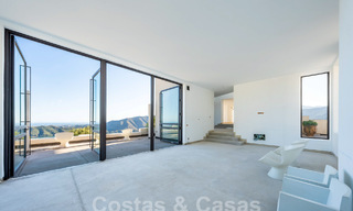 Nog af te werken moderne villa te koop omgeven met 360º uitzicht op de bergen, het meer en de zee, dicht bij Marbella 61938 