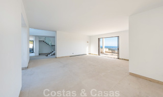 Nog af te werken moderne villa te koop omgeven met 360º uitzicht op de bergen, het meer en de zee, dicht bij Marbella 61940 
