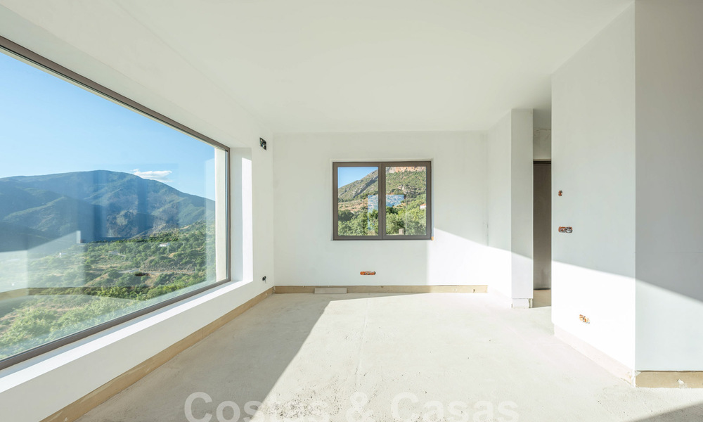 Nog af te werken moderne villa te koop omgeven met 360º uitzicht op de bergen, het meer en de zee, dicht bij Marbella 61941