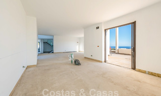 Nog af te werken moderne villa te koop omgeven met 360º uitzicht op de bergen, het meer en de zee, dicht bij Marbella 61942 