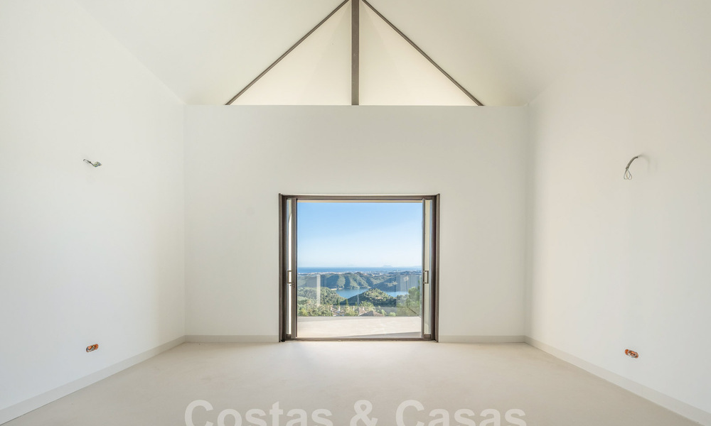 Nog af te werken moderne villa te koop omgeven met 360º uitzicht op de bergen, het meer en de zee, dicht bij Marbella 61943