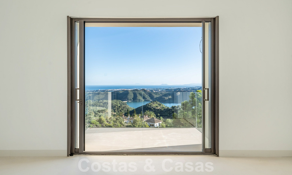 Nog af te werken moderne villa te koop omgeven met 360º uitzicht op de bergen, het meer en de zee, dicht bij Marbella 61944