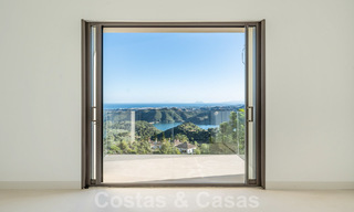 Nog af te werken moderne villa te koop omgeven met 360º uitzicht op de bergen, het meer en de zee, dicht bij Marbella 61944 