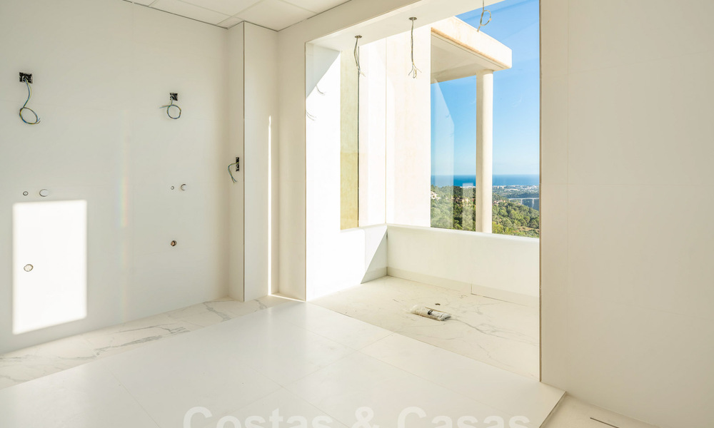Nog af te werken moderne villa te koop omgeven met 360º uitzicht op de bergen, het meer en de zee, dicht bij Marbella 61945