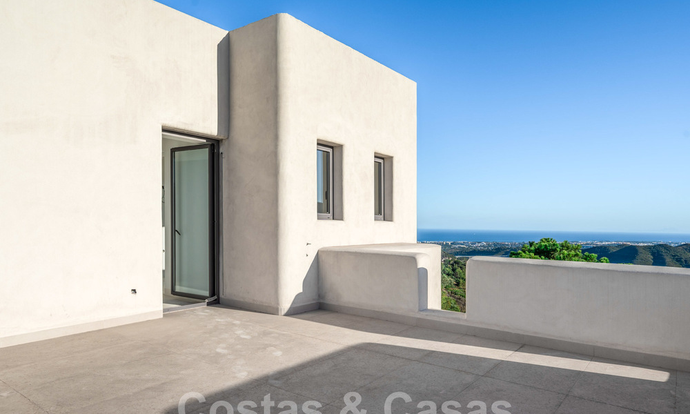 Nog af te werken moderne villa te koop omgeven met 360º uitzicht op de bergen, het meer en de zee, dicht bij Marbella 61946
