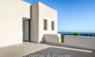 Nog af te werken moderne villa te koop omgeven met 360º uitzicht op de bergen, het meer en de zee, dicht bij Marbella 61946 