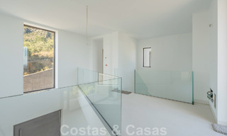 Nog af te werken moderne villa te koop omgeven met 360º uitzicht op de bergen, het meer en de zee, dicht bij Marbella 61947 