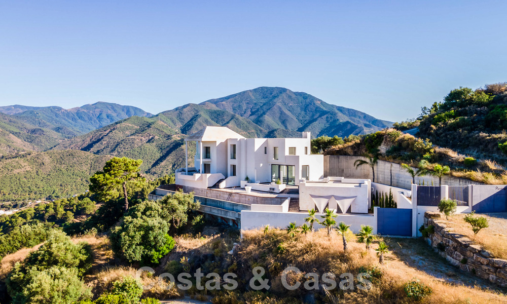 Nog af te werken moderne villa te koop omgeven met 360º uitzicht op de bergen, het meer en de zee, dicht bij Marbella 61948