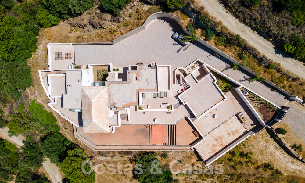 Nog af te werken moderne villa te koop omgeven met 360º uitzicht op de bergen, het meer en de zee, dicht bij Marbella 61949