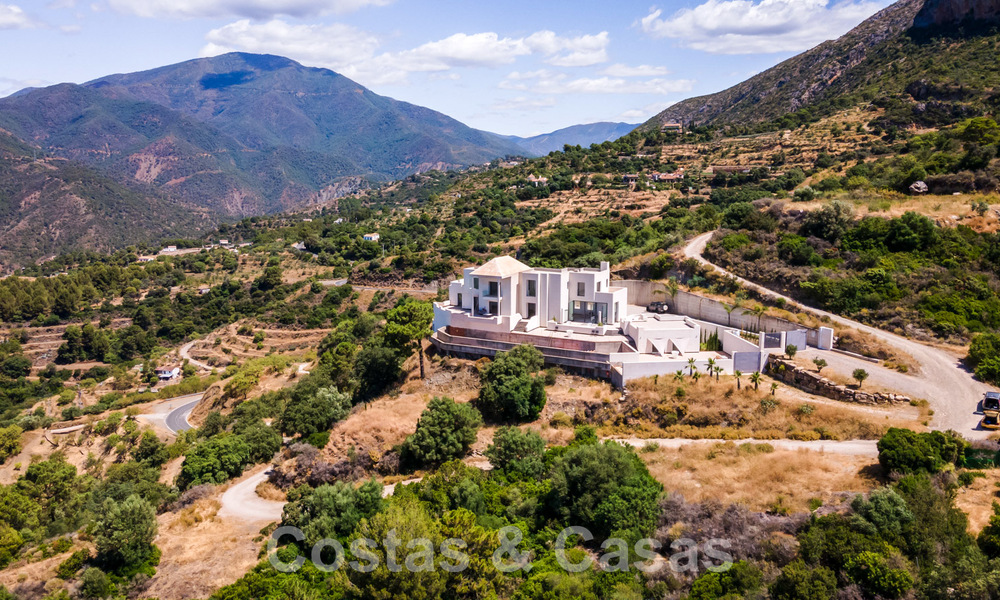 Nog af te werken moderne villa te koop omgeven met 360º uitzicht op de bergen, het meer en de zee, dicht bij Marbella 61950