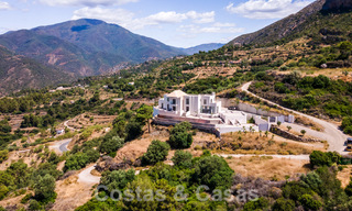 Nog af te werken moderne villa te koop omgeven met 360º uitzicht op de bergen, het meer en de zee, dicht bij Marbella 61950 