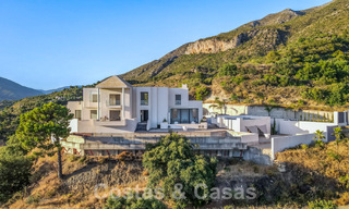 Nog af te werken moderne villa te koop omgeven met 360º uitzicht op de bergen, het meer en de zee, dicht bij Marbella 61951 