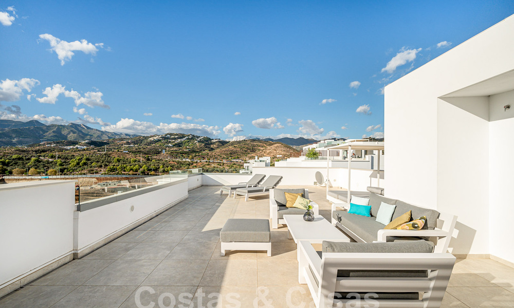 Instapklaar! Modern, luxueus penthouse te koop direct aan de golfbaan, met zee- en golfzicht, Oost-Marbella 62258