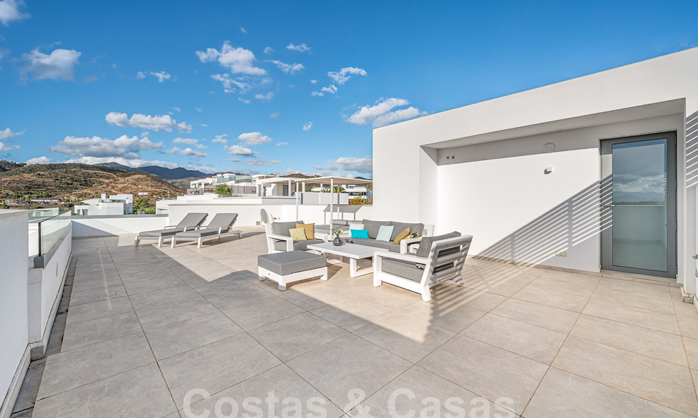 Instapklaar! Modern, luxueus penthouse te koop direct aan de golfbaan, met zee- en golfzicht, Oost-Marbella 62259