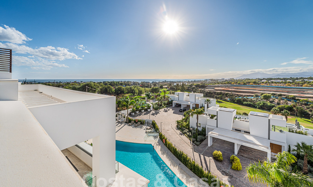 Instapklaar! Modern, luxueus penthouse te koop direct aan de golfbaan, met zee- en golfzicht, Oost-Marbella 62264