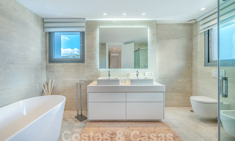 Instapklaar! Modern, luxueus penthouse te koop direct aan de golfbaan, met zee- en golfzicht, Oost-Marbella 62274