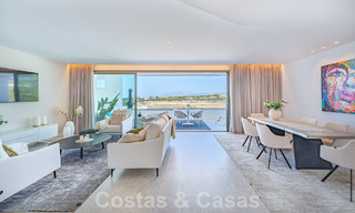Instapklaar! Modern, luxueus penthouse te koop direct aan de golfbaan, met zee- en golfzicht, Oost-Marbella 62296 
