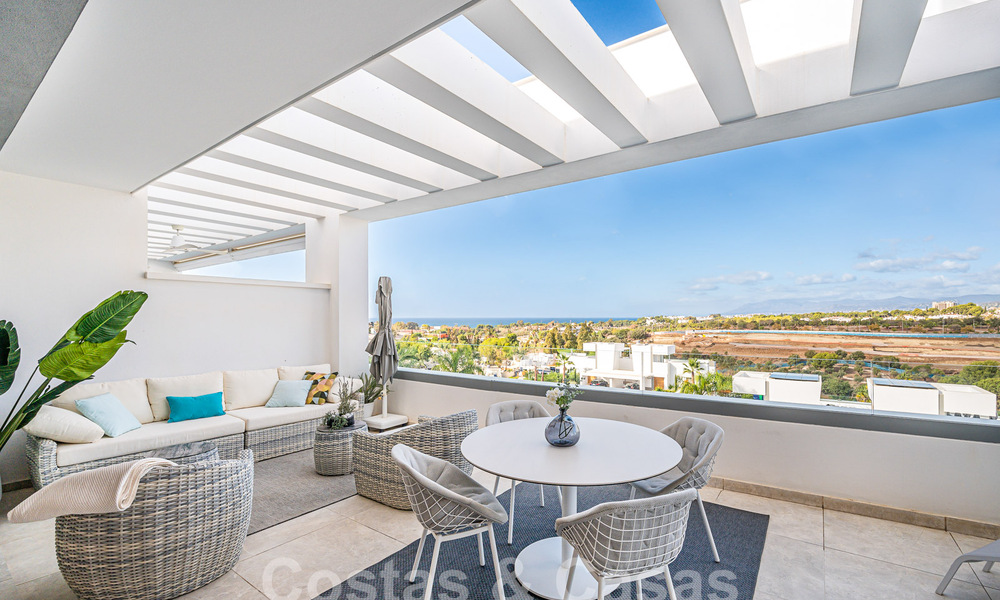 Instapklaar! Modern, luxueus penthouse te koop direct aan de golfbaan, met zee- en golfzicht, Oost-Marbella 62300