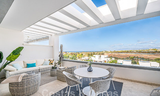Instapklaar! Modern, luxueus penthouse te koop direct aan de golfbaan, met zee- en golfzicht, Oost-Marbella 62300 