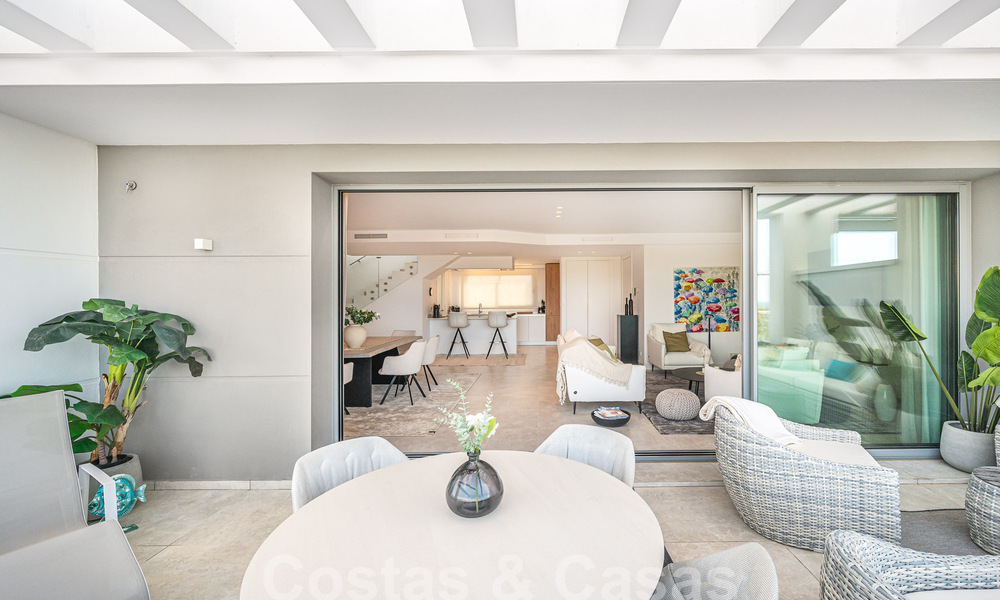 Instapklaar! Modern, luxueus penthouse te koop direct aan de golfbaan, met zee- en golfzicht, Oost-Marbella 62302