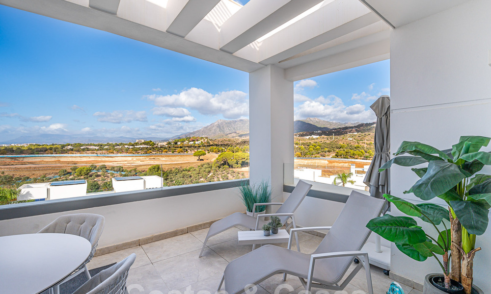 Instapklaar! Modern, luxueus penthouse te koop direct aan de golfbaan, met zee- en golfzicht, Oost-Marbella 62307