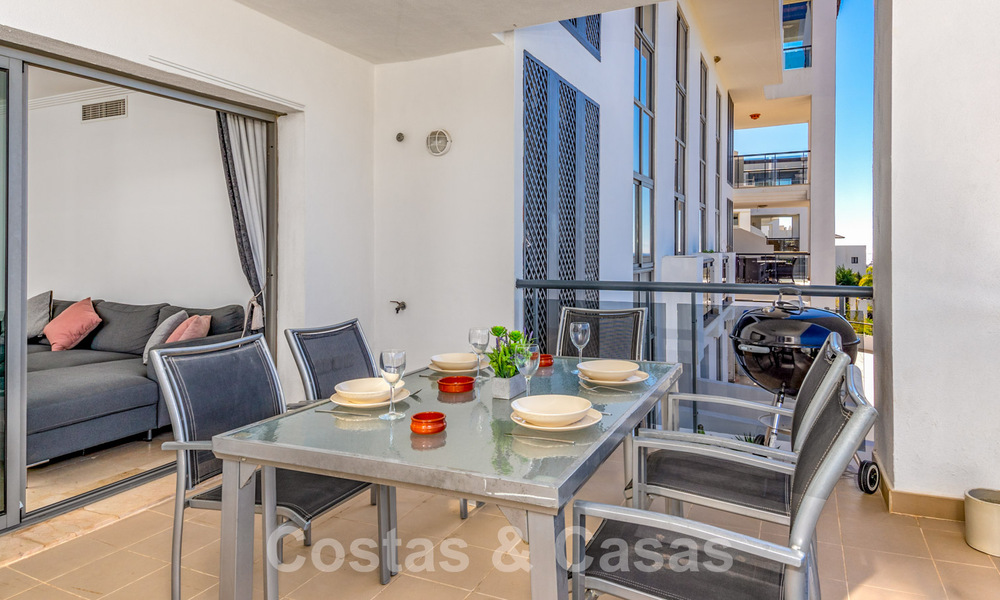 Ruim, modern appartement te koop met panoramisch golf- en zeezicht in een vijfsterren golfresort in Benahavis - Marbella 62320