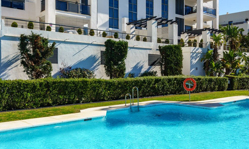 Ruim, modern appartement te koop met panoramisch golf- en zeezicht in een vijfsterren golfresort in Benahavis - Marbella 62326