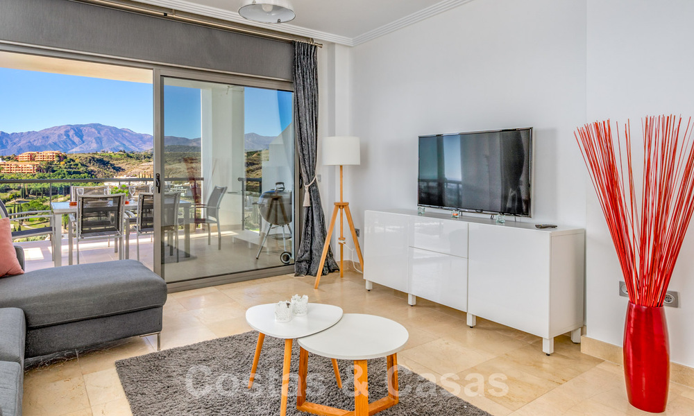 Ruim, modern appartement te koop met panoramisch golf- en zeezicht in een vijfsterren golfresort in Benahavis - Marbella 62327