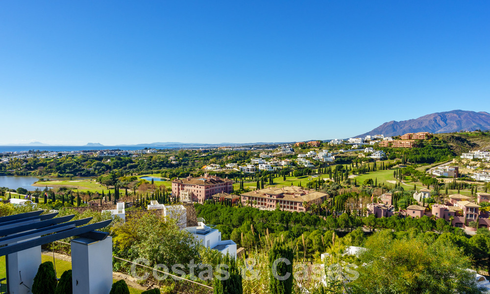 Ruim, modern appartement te koop met panoramisch golf- en zeezicht in een vijfsterren golfresort in Benahavis - Marbella 62345